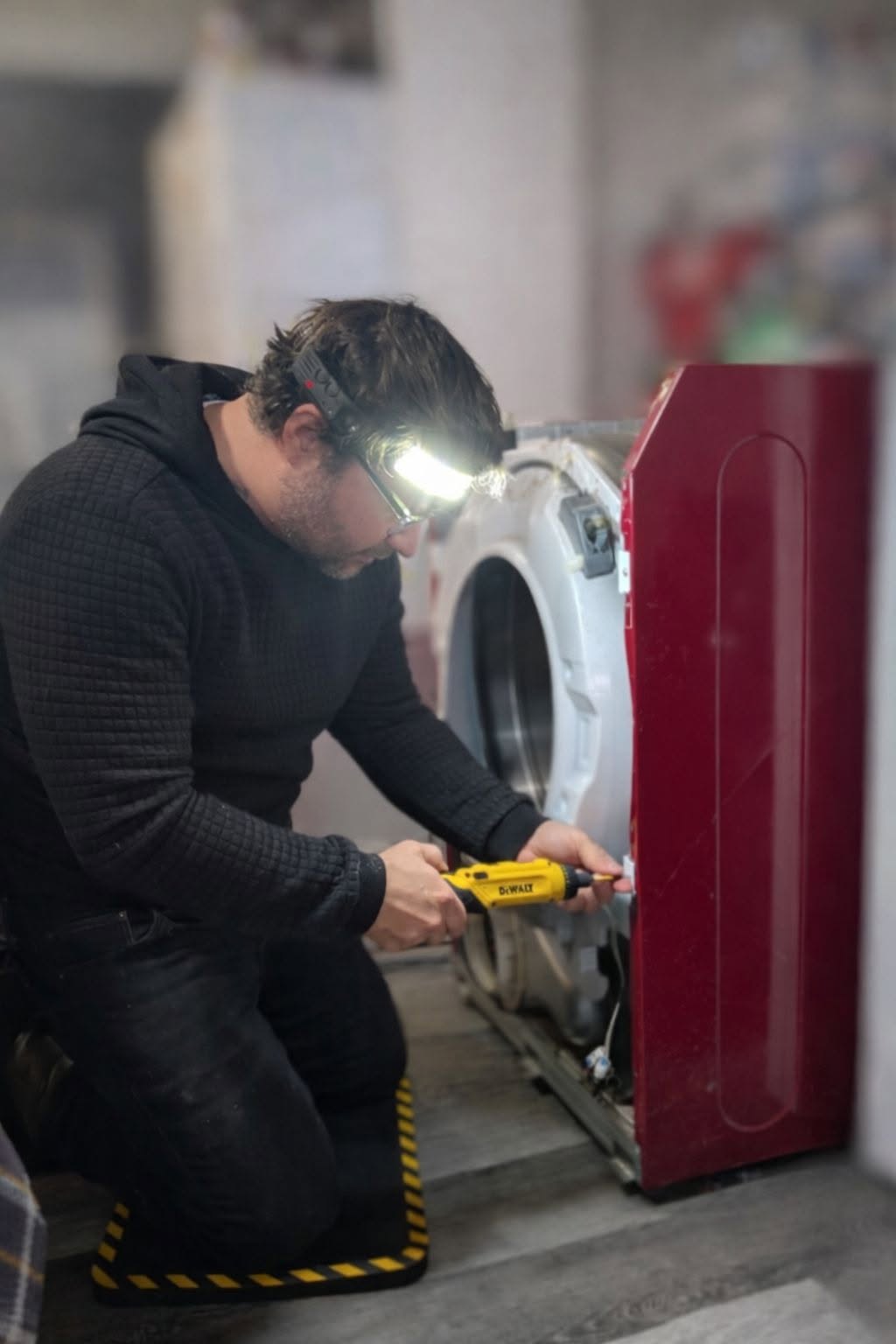 Hugo en train de réparer un électroménager